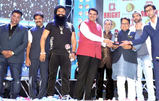 CM Devendra Fadnavis& Bolly wood stars at 3rd Bright Awards