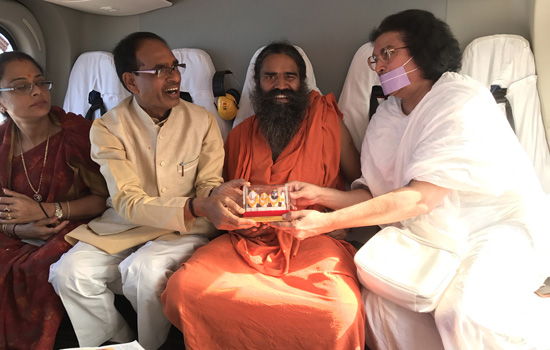 Baba Ramdev and Acharya Lokesh took part in Narmada Seva Yatra