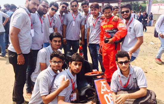 GITS students waved in the field of automobile GITS students waved in the field of automobile