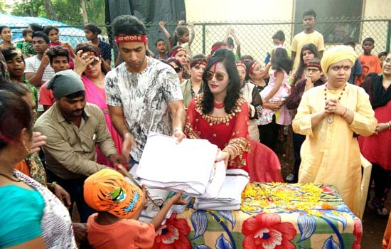 Shri Radhe Maa donates Tarpaulin sheets(Taalpatri) and food grains to poor tribes at National Park