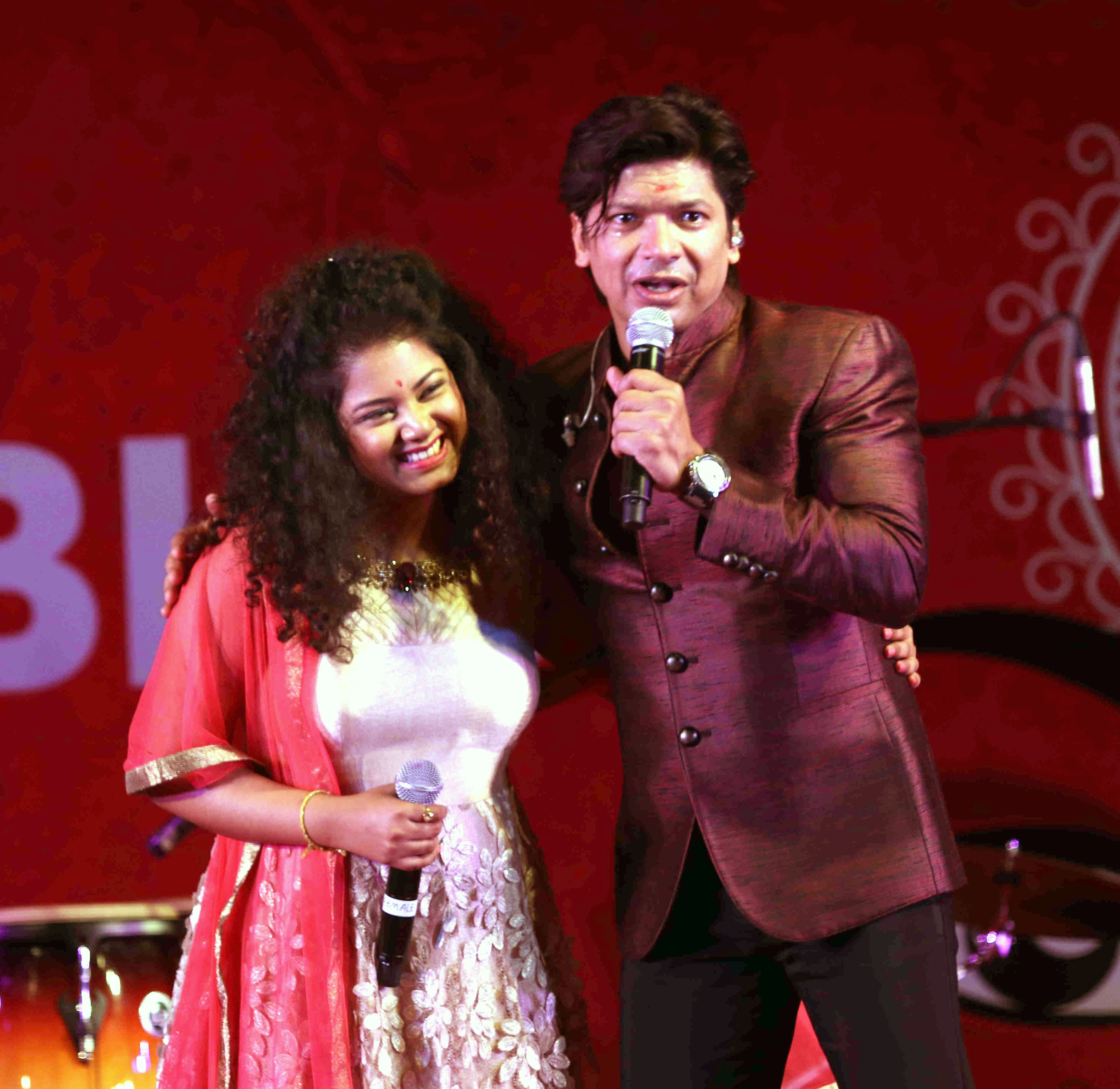 Singer Anwesshaa performed live with Shaan and Sonu Nigam at Juhu Durga puja mandal.