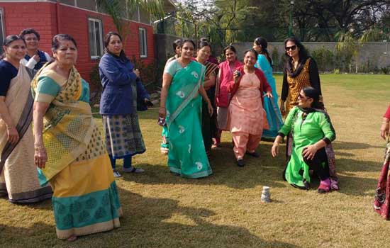 Women played sitolia Women played sitolia