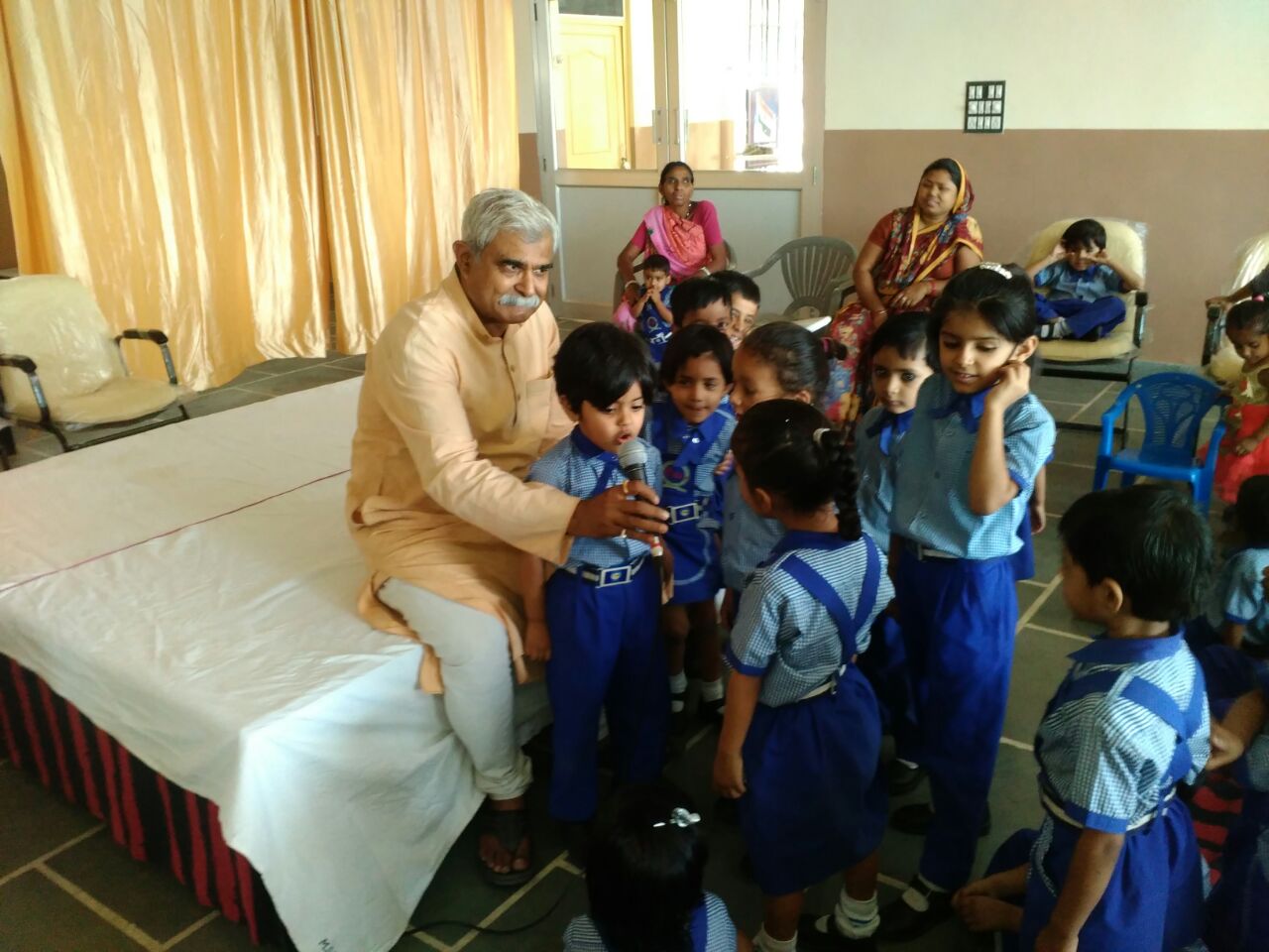 Vilas Janve Visits Mahesh Public School