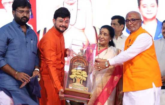 Asha Bhosle Felicitated with Swami Ratna Award