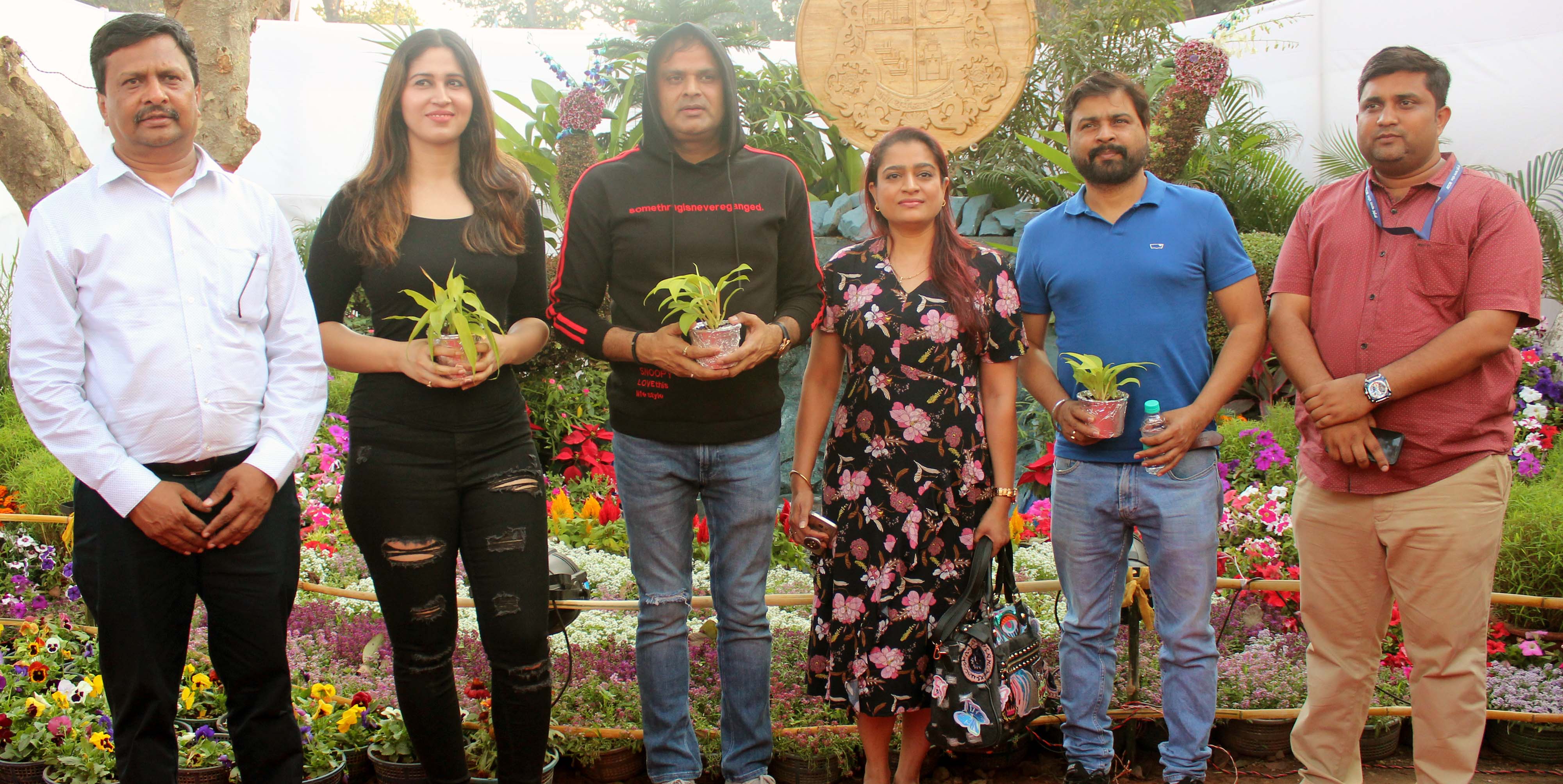 Celebs from Film and TV visited Flower show and exhibition at Jijamata Udyaan