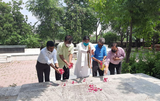 Raghuveer Singh Meena paid floral tributes at Mohanlal Sukhadias Samadhi