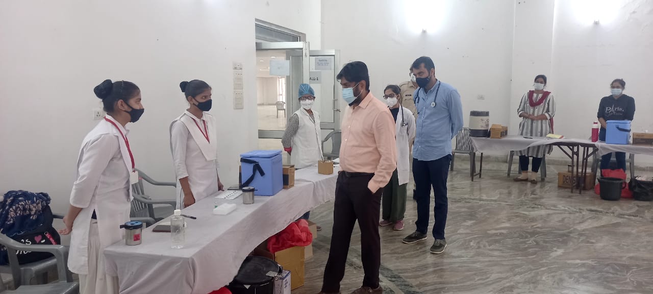 DM conducted a surprise inspection of an ongoing vaccination campaign in Rajiv Gandhi Auditorium