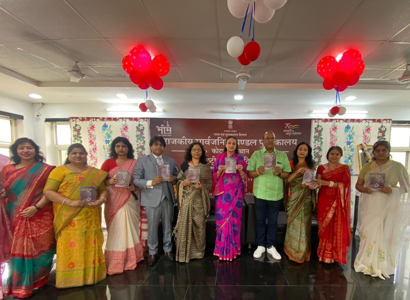 On International Women's Day, the book "Aaene Mein Hum" by literary writer Rachna God 'Bharti' was launched