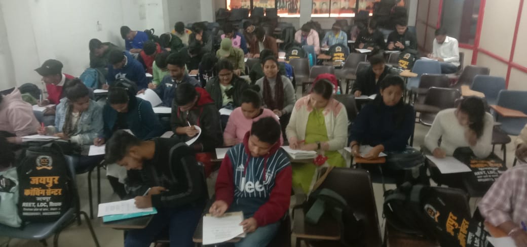 Students enthusiastically participated in the Business Quiz Phase 
