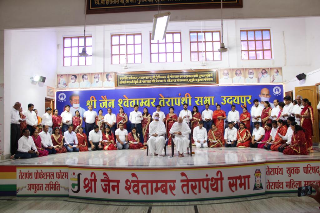 50 Shravak Shravikas offered their greetings with a group song