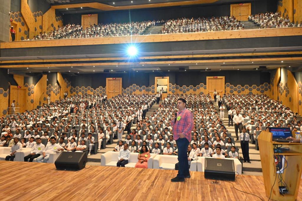 No Bag Day" Workshop Sets Unique Record in Schools