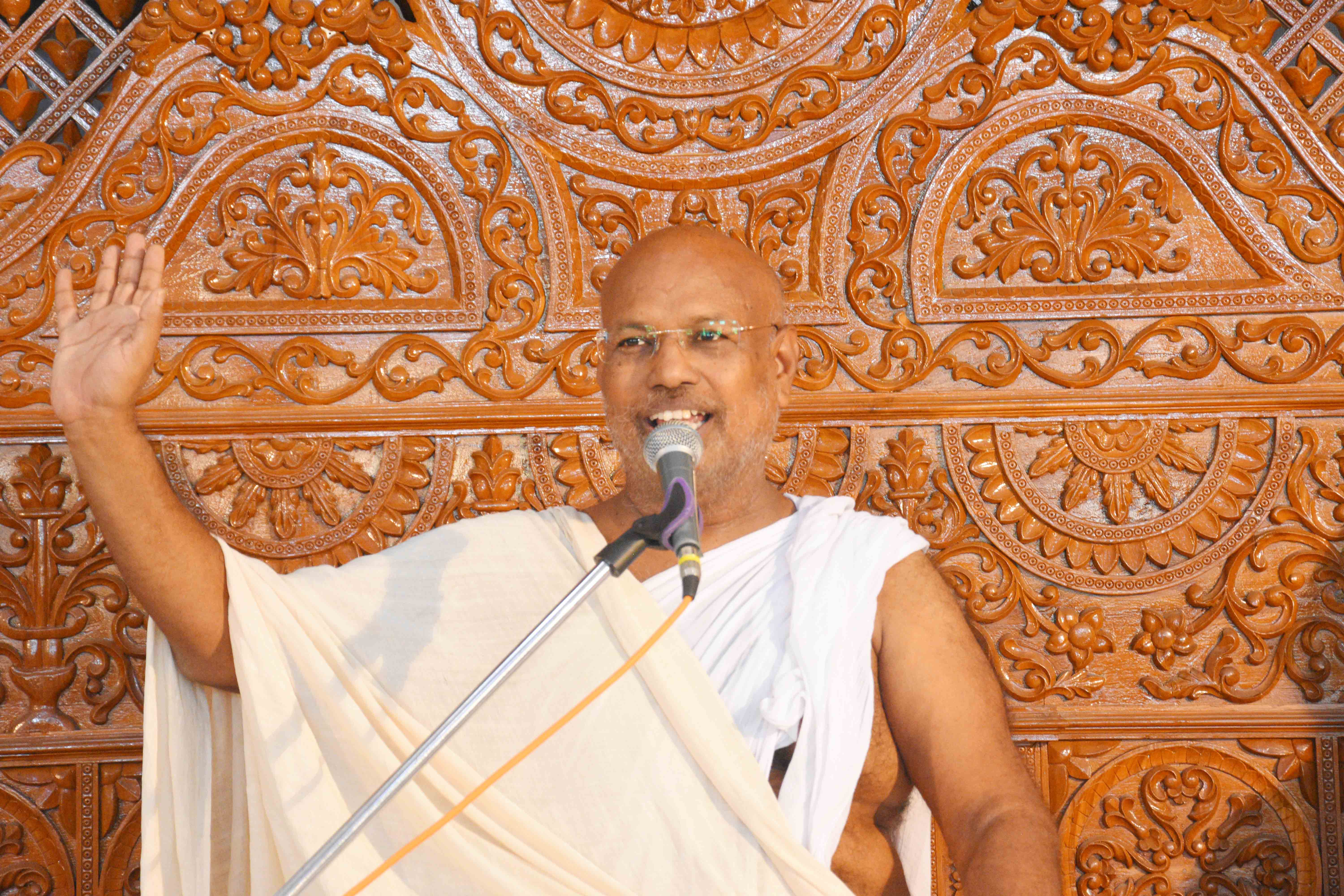 Life Is Half a Glass of Water, Always See It Full - Saint Shri Lalitprabh Ji