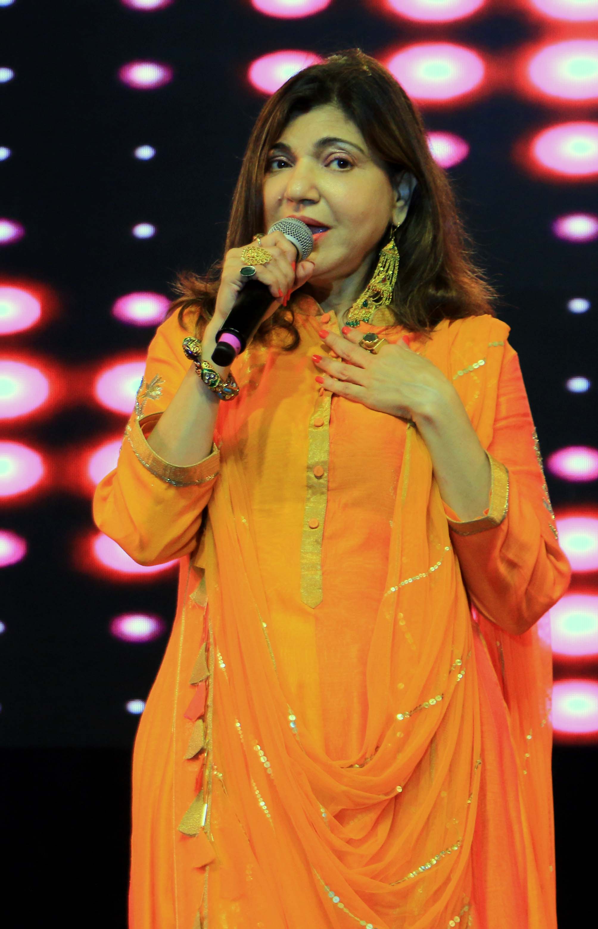 Alka Yagnik performed live in Mumbai on Mother's Day for GoCeleb.com Club.   