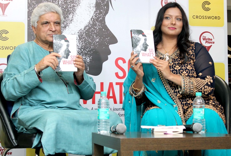 JavedAkhtar launched IRS SonalSonkavde's new book So What at Crossword,Juhu 